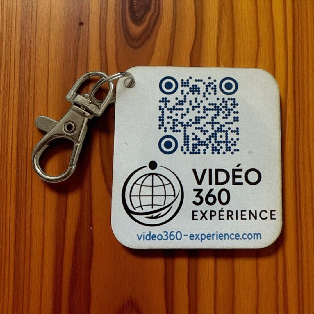 Badge carré blanc personnalisé avec QR code bleu marine, logo et URL video360-experience.com — exemple de badge client professionnel